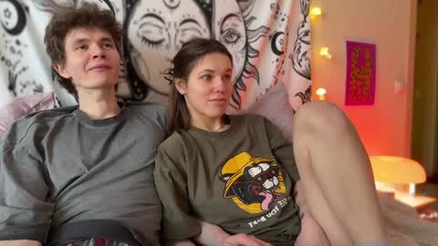 Snapshot of di_n_alex chatting on February 7, 1:43 pm Di Alex online show from February 7, 1:43 pm