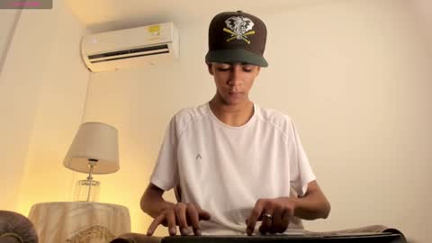 dikey_18 online show from January 13, 8:15 pm