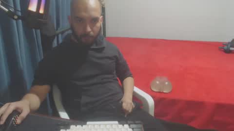 Snapshot of dinchtcams chatting on February 4, 5:21 am Dincht online show from February 4, 5:21 am