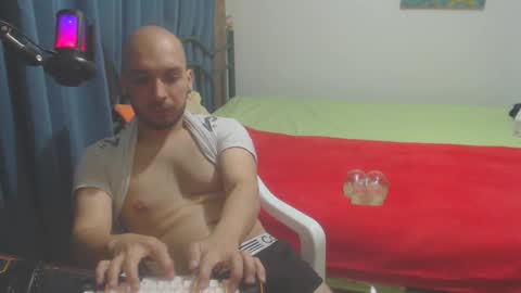 Snapshot of dinchtcams chatting on December 12, 6:47 am Dincht online show from December 12, 6:47 am