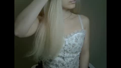 Snapshot of ditamilton chatting on February 9, 9:17 pm DitaMilton online show from February 9, 9:17 pm