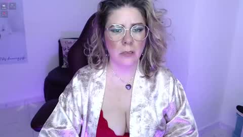 Snapshot of diva_milf chatting on February 15, 2:15 am Diva online show from February 15, 2:15 am