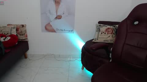 Snapshot of diva_milf chatting on March 4, 12:07 am Diva online show from March 4, 12:07 am