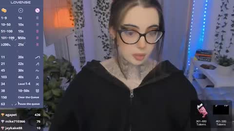 dixipixi_ online show from May 30, 8:13 am