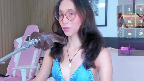Snapshot of doll_bella_ chatting on October 3, 8:28 pm Bella online show from October 3, 8:28 pm