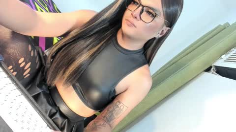 Snapshot of domina_angela chatting on October 16, 6:29 pm ANGELA online show from October 16, 6:29 pm