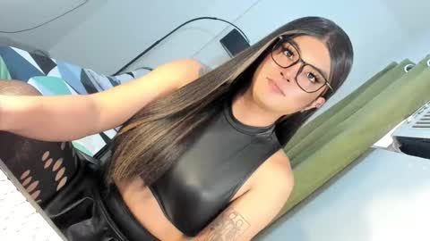 Snapshot of domina_angela chatting on October 1, 4:00 am ANGELA online show from October 1, 4:00 am