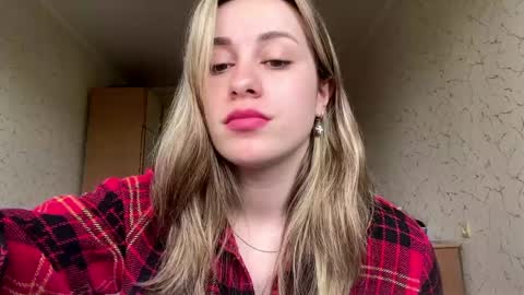 Mia online show from May 19, 7:15 am