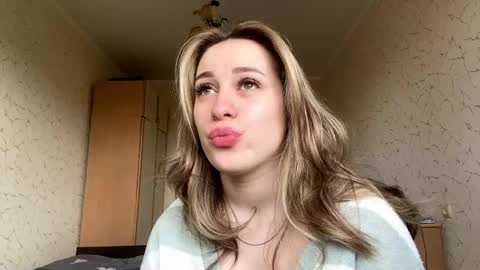 Mia online show from April 23, 8:11 am