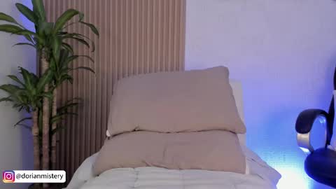 Snapshot of dorian_mystery chatting on September 30, 1:05 am dorian_mystery online show from September 30, 1:05 am