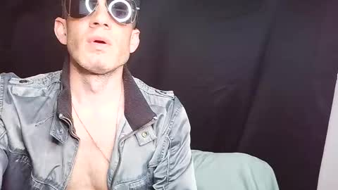 Snapshot of dracoisback chatting on October 17, 6:28 am dracoisback online show from October 17, 6:28 am