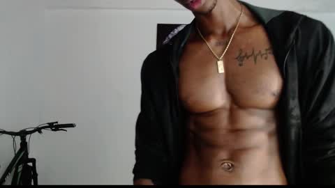 Snapshot of drake_brown_23 chatting on October 15, 8:37 am Drake 23 online show from October 15, 8:37 am