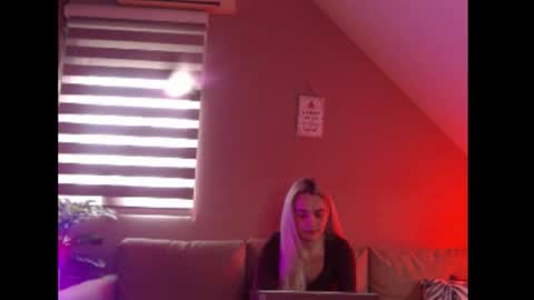 A girl online show from February 5, 8:07 am