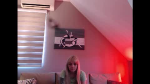 A girl online show from March 3, 8:05 am