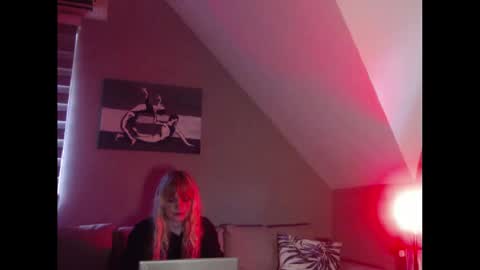 A girl online show from December 3, 8:00 am