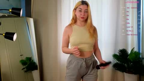 Snapshot of dreamhannah chatting on October 19, 1:05 pm Hannah online show from October 19, 1:05 pm