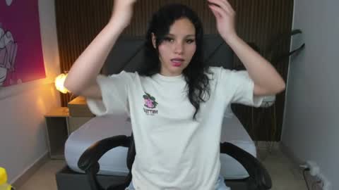Snapshot of dulce_natyy chatting on March 1, 12:01 pm N A T Y online show from March 1, 12:01 pm