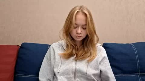 Snapshot of dustidickirson chatting on October 10, 5:19 pm Alisa online show from October 10, 5:19 pm