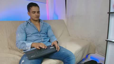 dwayne_esteven10 online show from June 7, 9:31 pm