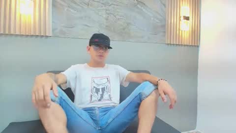 Snapshot of dylan_scott21 chatting on October 20, 7:52 pm DYLAN online show from October 20, 7:52 pm
