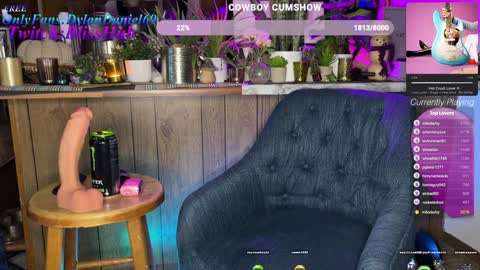 Snapshot of dylandaniel69 chatting on December 7, 2:03 am Dylan Daniel 7.8 online show from December 7, 2:03 am