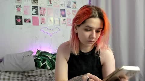 Snapshot of edna_dana chatting on December 23, 6:26 pm Edna online show from December 23, 6:26 pm
