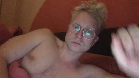 Snapshot of el_thunder chatting on December 1, 9:50 pm MrE online show from December 1, 9:50 pm