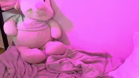 Snapshot of eliejay chatting on October 17, 5:44 am Ellie online show from October 17, 5:44 am