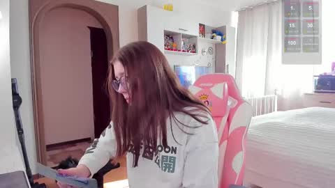 Snapshot of elisejays chatting on February 28, 10:30 am Elise online show from February 28, 10:30 am