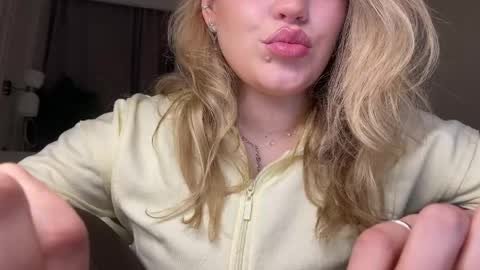 Stephanie online show from April 5, 8:28 pm