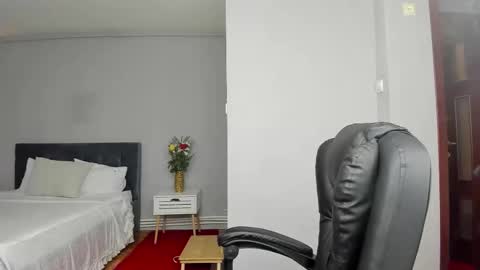 Ella online show from October 4, 6:17 pm