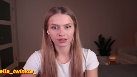 Snapshot of ella_twinkle chatting on October 18, 5:39 pm Ella online show from October 18, 5:39 pm