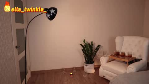 Snapshot of ella_twinkle chatting on September 27, 7:22 pm Ella online show from September 27, 7:22 pm