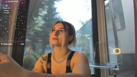 ella_vee online show from November 12, 6:16 am