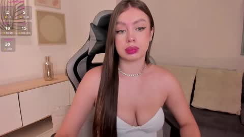 Snapshot of ellaclark chatting on October 16, 6:40 pm EllaClark online show from October 16, 6:40 pm