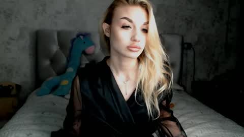 ellamilla online show from April 19, 4:19 pm