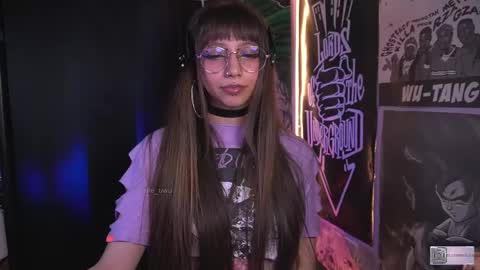 Snapshot of elle_uwu chatting on October 15, 5:47 pm follow me on instagram . online show from October 15, 5:47 pm