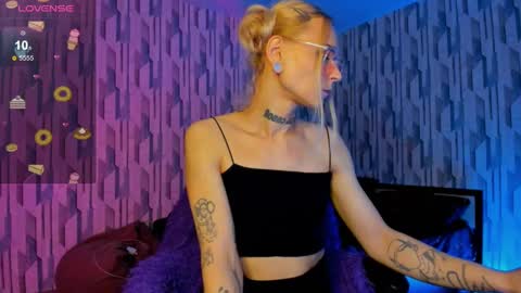 Snapshot of elli_26 chatting on December 7, 8:38 am Ellie online show from December 7, 8:38 am