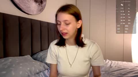 Snapshot of ellie_hollow chatting on September 12, 7:32 am Ellie online show from September 12, 7:32 am
