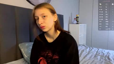 Snapshot of ellie_hollow chatting on September 29, 7:07 am Ellie online show from September 29, 7:07 am