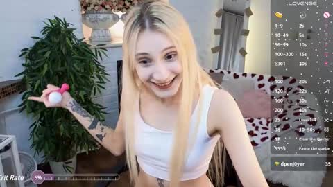 Snapshot of elliefrost chatting on February 13, 9:39 pm elliefrost online show from February 13, 9:39 pm