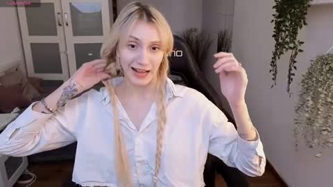Snapshot of elliefrost chatting on March 1, 3:53 am elliefrost online show from March 1, 3:53 am