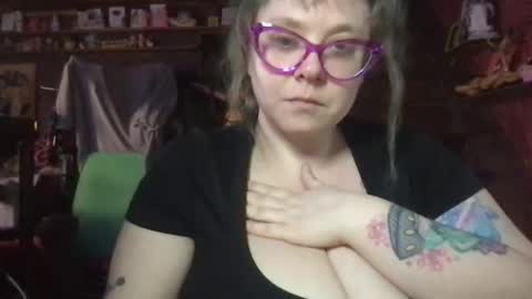 Ellie Louise online show from March 12, 6:33 pm