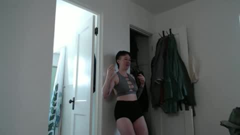 Ellie Rowyn online show from April 10, 6:45 pm