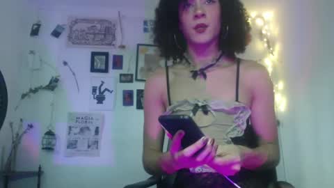 Snapshot of ellis_flowers chatting on October 6, 7:31 pm . online show from October 6, 7:31 pm