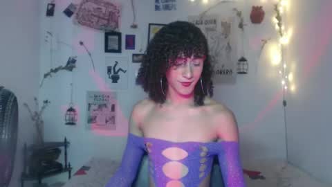 Snapshot of ellis_flowers chatting on September 25, 8:05 pm . online show from September 25, 8:05 pm