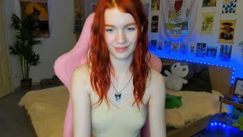 Snapshot of elly_milas chatting on December 6, 9:16 am Elly Fansly online show from December 6, 9:16 am