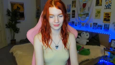Snapshot of elly_milas chatting on December 6, 6:09 am Elly Fansly online show from December 6, 6:09 am
