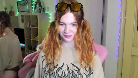 Snapshot of elly_milas chatting on October 12, 9:13 am Elly Fansly online show from October 12, 9:13 am