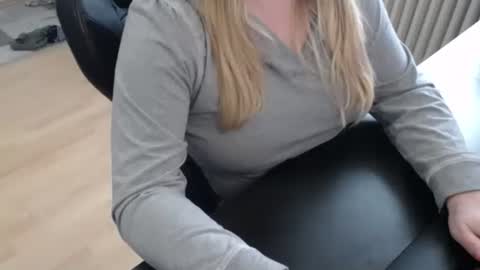 Snapshot of elly_petite chatting on October 8, 2:01 pm Elly online show from October 8, 2:01 pm